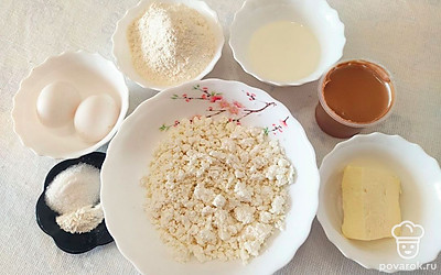 Отвесьте и подготовьте все продукты – муку, сахар, творог, яйца. Молоко заблаговременно извлеките из холодильника, чтобы оно стало комнатной температуры, или нагрейте его перед использованием.