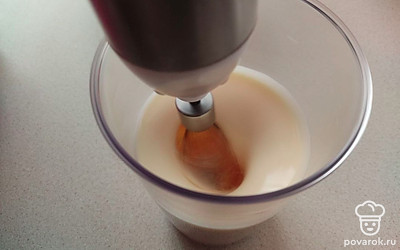 Вбейте в миску яйца, всыпьте сахар и взбейте венчиком до образования белой пены и растворения сахара.