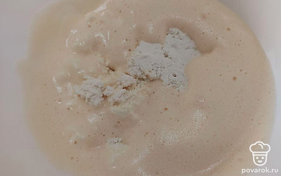 Протрите творог через сито и добавьте его в яичную смесь, перемешайте. Влейте молоко, перемешайте, затем растопленное сливочное масло комнатной температуры и снова перемешайте.