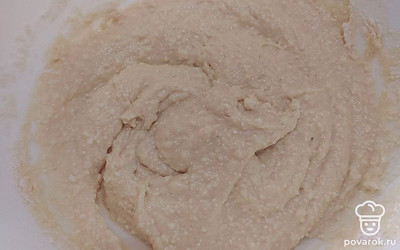 Добавьте просеянную муку с разрыхлителем, перемешайте вилкой. Готовое тесто оставьте отдыхать перед выпеканием на 10 минут. Включите электрогриль, и когда он раскалиться, смажьте подсолнечным маслом, используя силиконовую кисть. Выложите ложкой 1/4 часть от приготовленного теста и закройте гриль. Затем такими же порциями выпекайте остальное тесто.