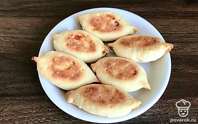 Закусочные мини-пирожки с адыгейским сыром — Рецепт с фото