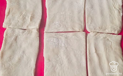 Размороженное слоеное тесто разрежьте на 6 небольших прямоугольников.