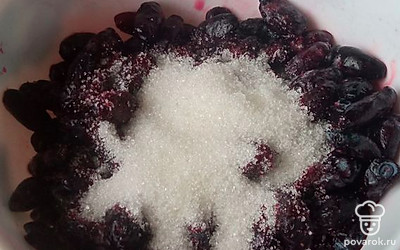 В жимолость добавьте 1 столовую ложку сахара.