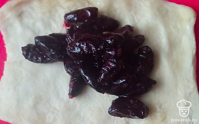 Выложите в середину жимолость с сахаром.