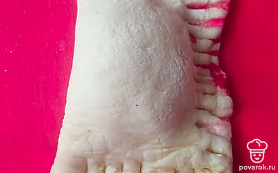 Соедините края, прищипывая их вилкой.