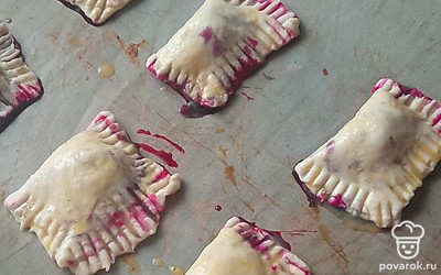 Выложите заготовки на противень. Смажьте яйцом, чтобы пирожки получились румяные.