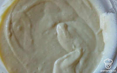 Смешать муку, кефир, соль, соду сахар и 1 яйцо.