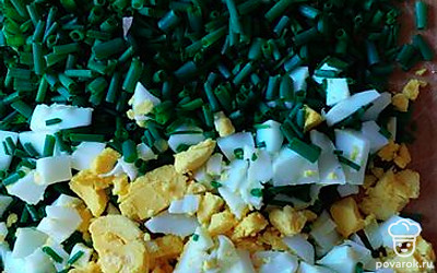 Порезать зелёный лук и 2 варёных яйца, это будет начинка.