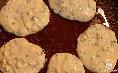 Жарить на смазанной маслом сковороде.