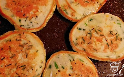 Перевернуть, жарить под крышкой до румяного цвета.