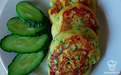 Подавать со сметаной и свежими огурцами.