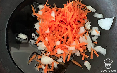 Лук почистите и нарежьте. Морковь почистите и натрите на терке. Обжарьте на сковородке 3 минуты.