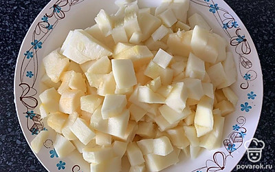 Кабачок почистите и нарежьте.