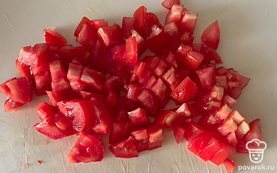 Помидоры нарежьте.