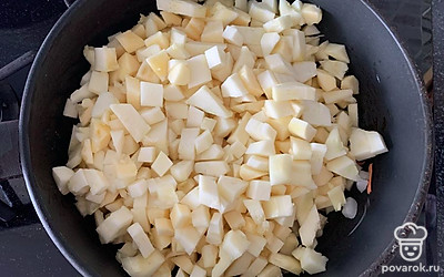 Добавьте кабачок в сковородку. Готовьте 5 минут.