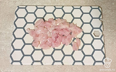 Куриное филе нарежьте на мелкие кусочки.