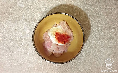 Добавьте специи и майонез. Перемешайте и оставьте на 15 минут.