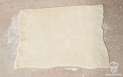 Тесто предварительно разморозьте и раскатайте в пласт.