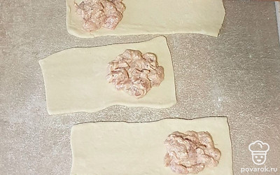 Тесто нарежьте на широкие полоски. На одну сторону выложите начинку, накройте ее свободной стороной. Хорошо защипните края.