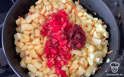 Добавьте помидоры, томатную пасту, специи и соль.