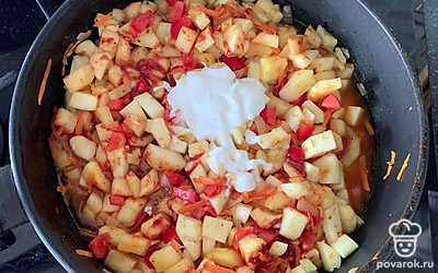 Добавьте сметану, воду, перемешайте. Готовьте 30 минут, периодически помешивая.