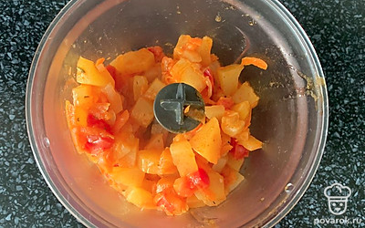 Готовые овощи поместите в чашу блендера, пробейте до однородной массы.