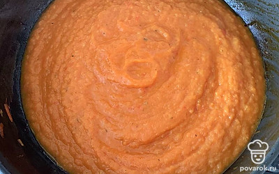 Икру поместите в сковородку, доведите до кипения. Готовьте 2 минуты.