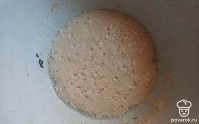 Разведите дрожжи в теплом картофельном отваре и столовой ложке сахара. Оставьте на 15 минут. 