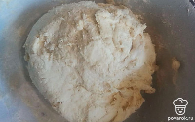 Добавьте муку, соль и растительное масло. Перемешайте, оставьте в теплом месте на час. 
