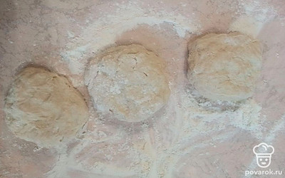 Разделите тесто на шарики. Оставьте на 10 минут. 