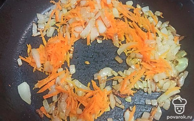 Сделайте начинку. Обжарьте нарезанный лук с тертой морковью. 