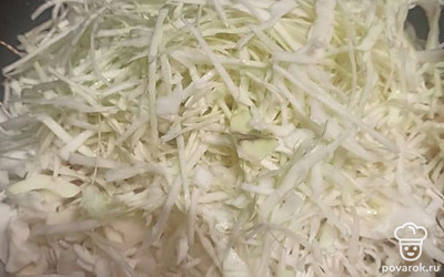 Добавьте нашинкованную капусту. Потушите и посолите. 