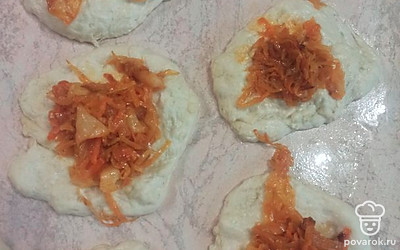 Выложите начинку на лепешки. 