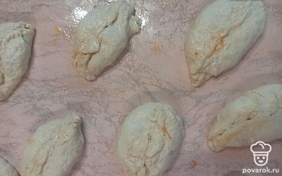 Сформируйте пирожки. 