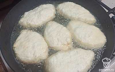 Обжаривайте заготовки с двух сторон на растительном масле. 