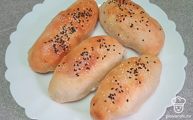 Пирожки с картошкой и говяжьими сардельками — Рецепт с фото