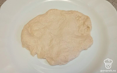 Тесто разделите на четыре части. Каждую часть тонко раскатайте.