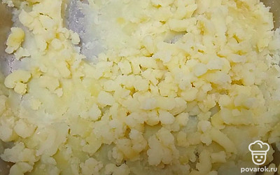 Картофель почистите, залейте водой. Варите 20 минут. Разомните картофель толкушкой, посолите.