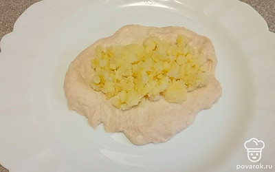 Выложите на каждую лепешку по 1/4 части картофельного пюре.