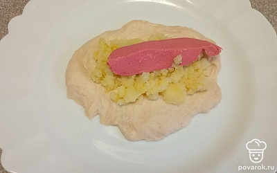 Положите часть сардельки на картофельное пюре.