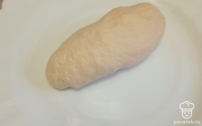 Соедините края теста, сделайте пирожок.