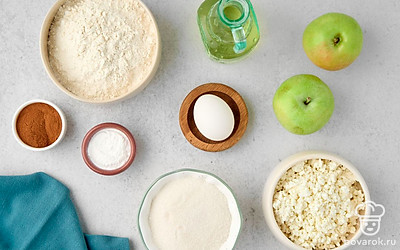 Просейте муку. Помойте яблоки. Подготовьте блендер.