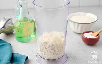 Отделите у яйца желток от белка. Выложите белок вместе с творогом в чашу блендера. Желток оставьте для смазывания пирожков. Добавьте к творогу растительное масло, сахар и разрыхлитель. Пробейте все до однородности.