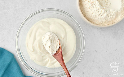 Небольшими порциями начните всыпать в творожную массу муку, тщательно все перемешивая. В итоге должно получиться гладкое эластичное тесто. Оберните его в пленку и отправьте в холодильник, пока готовите начинку.