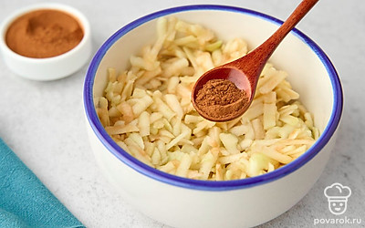 Снимите с яблок кожуру. Уберите сердцевину и семечки. Натрите яблоки на крупной терке. Посыпьте яблоки корицей. Перемешайте начинку.