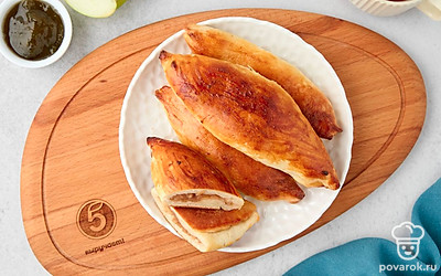 Подайте пирожки с горячим ароматным чаем. 