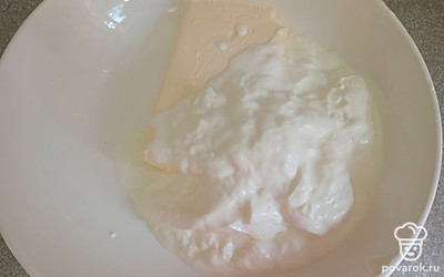 Смешайте сметану и маргарин.