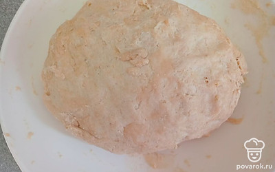 Посолите и быстро замесите тесто. Может потребоваться еще немного муки.
