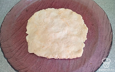 Разделите тесто на несколько частей. Из каждой части сделайте лепешку.
