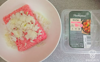 К свиному фаршу добавьте мелко нарезанный лук.